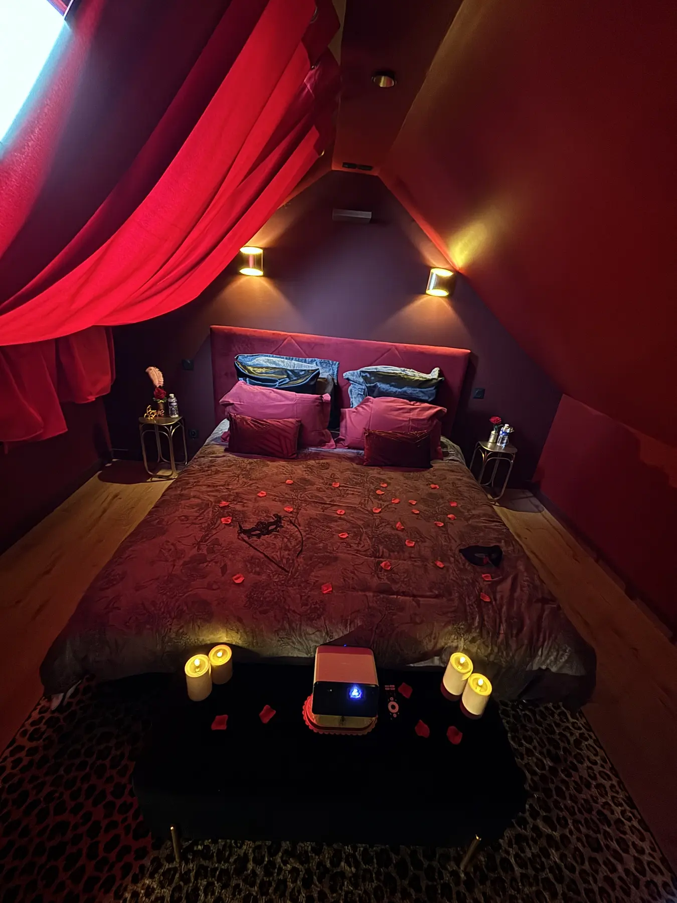 La chambre rouge et feutrée de la Suite Tentation