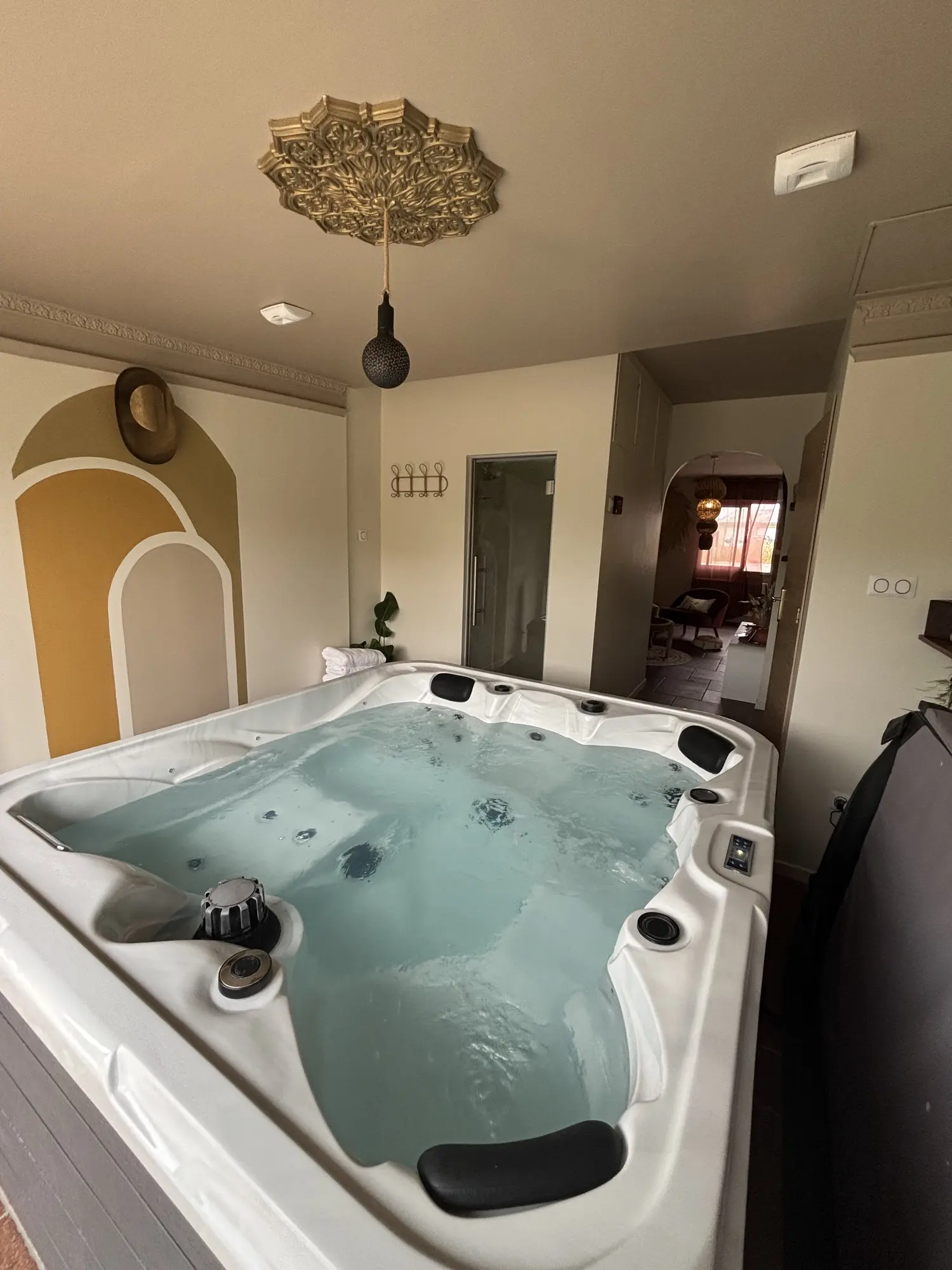 Le spa et les éléments décoratifs de la Suite Temps d’Orient