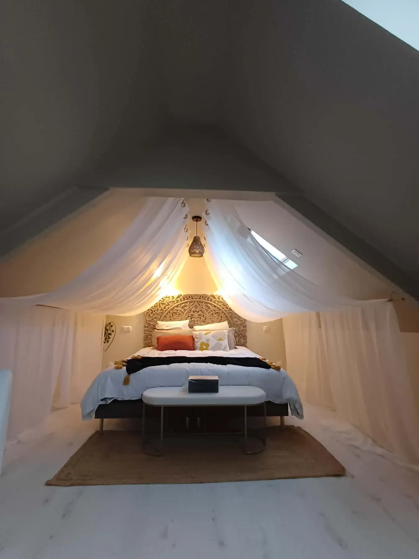 La chambre cocon et ses grands voilages dans la Suite Temps d’Orient