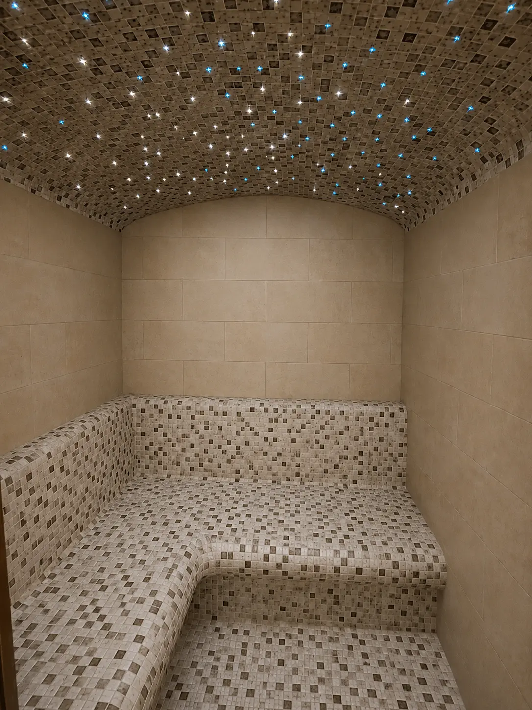 La banquette, la voûte et le plafond étoilé du hammam privatif